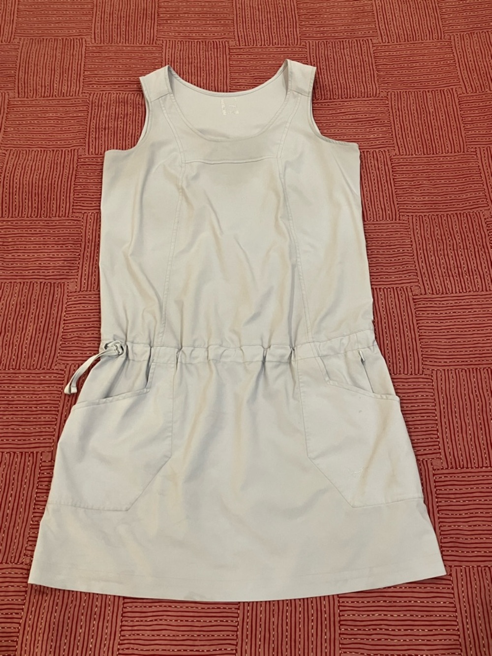 Arc'teryx small Women's Light gray lightweight dress with secure pocket
